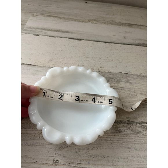 Vintage Anchor Hocking milk glass scalloped edge ashtray - Picture 3 of 3